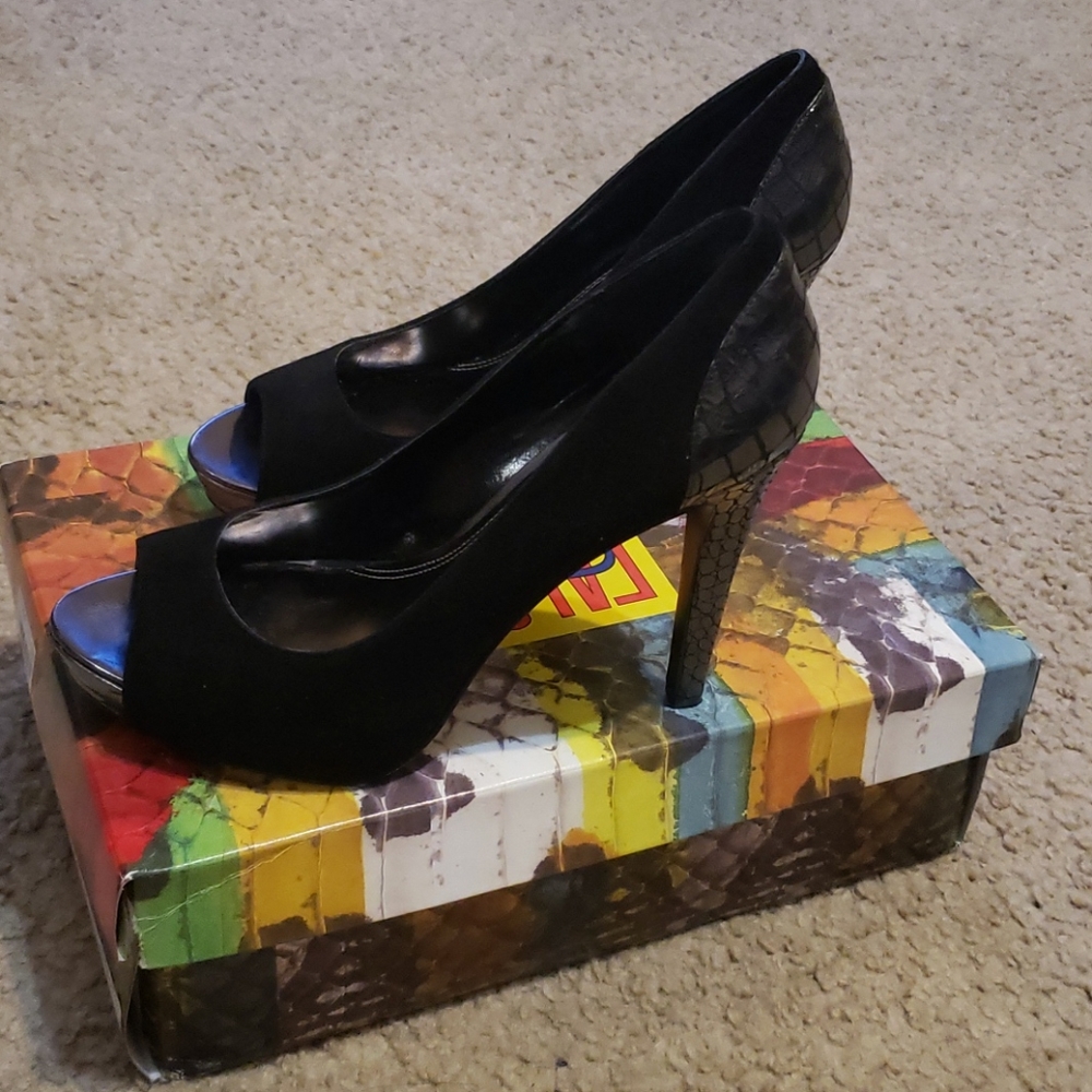 🛑👀 Sexy Black heels (look on back of shoes)